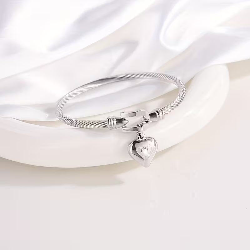 Stainless Steel Bracelet with Horseshoe Clasp & Heart-Shaped Design