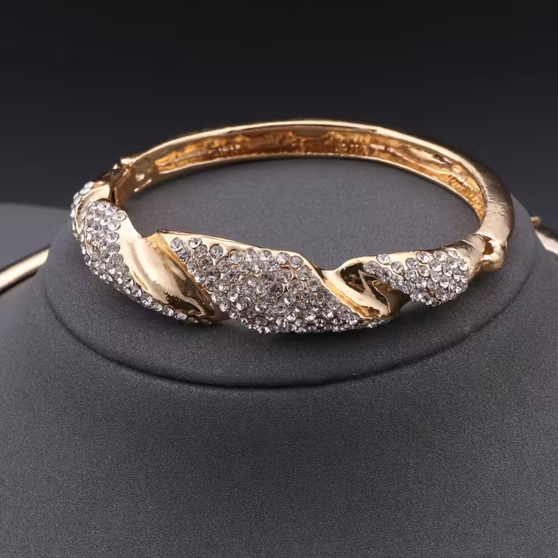 Glamoröst Halsband, Armband, Örhängen och Ring i Tvinnad Design