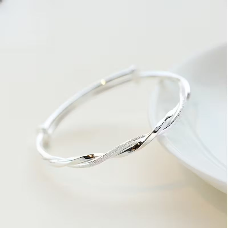 Fashionable Silvery-Plated Möbius Ring Bracelet – Adjustable Twist Design